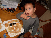 Kijk eens wat een mooie pannenkoek mamma weer voor me gemaakt heeft